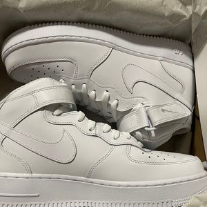 Brand New Air Force 1’s Mid 07